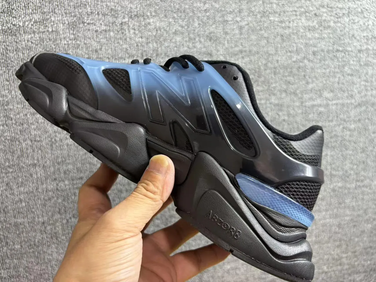 New Balance 9060 Noir et Bleu Translucide sneakers chunky 4