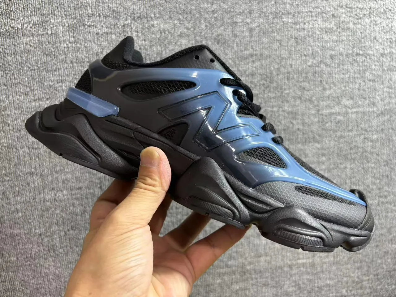 New Balance 9060 Noir et Bleu Translucide sneakers chunky 5