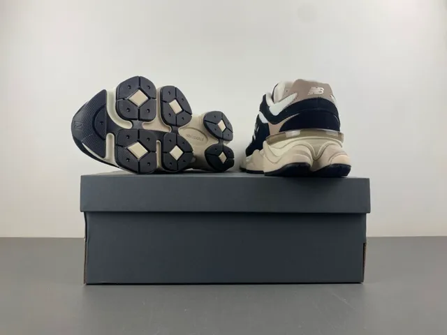 New Balance 9060 أحذية رياضية سميكة أسود بيج 16