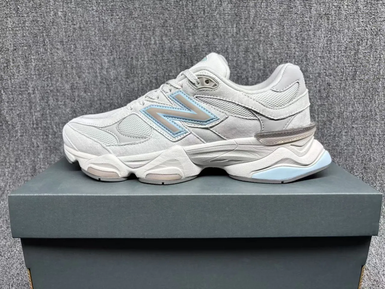 New Balance Tênis Chunky Bege Azul com Sola Escultida Camada de Malha e Suede 2