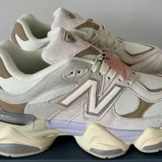 New Balance zapatillas chunky beige y púrpura con mediasuela esculpida paneles de malla y ante