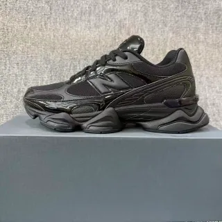 New Balance Noir Monochromatique Brillant Patent Overlays Chunky Sneakers
