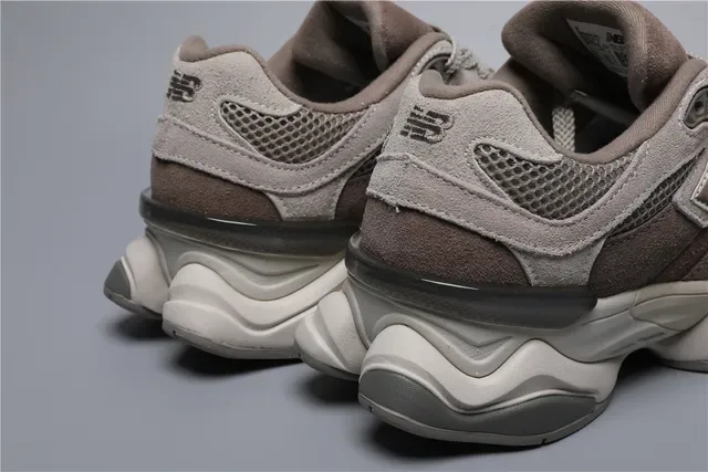 New Balance Sneakers Lifestyle Marron Beige Avec Upper En Maille Stratifiée Et Daim Semelle Médiane Chunky Sculptée 2