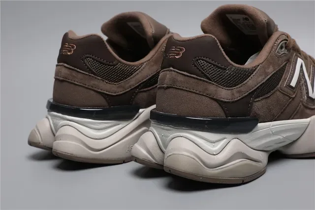 New Balance بني أبيض سويد وشبيكة أعلى كعب سميك منحوت وسط حذاء أسلوب الحياة 2