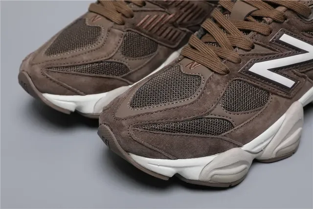 New Balance بني أبيض سويد وشبيكة أعلى كعب سميك منحوت وسط حذاء أسلوب الحياة 4