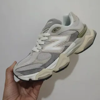 New Balance رمادي بيج طبقة شبكة و جلد علوي فائق الحجم مطرز 'N' شعار حذاء رياضي كبير