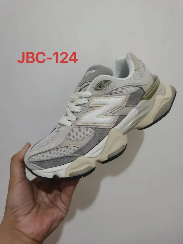New Balance Gris Beige Haut en mesh et daim surdimensionné cousu 'N' Logo Sneakers chunky 2