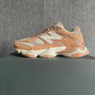 New Balance Orange Beige Médiomielle sculptée Daim et Panellage Maille Sneakers chunky