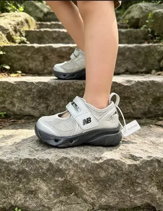 New Balance Prata Preto Fechamento Velcro Corrediça Superior Malha Metálica Tênis Lifestyle 18