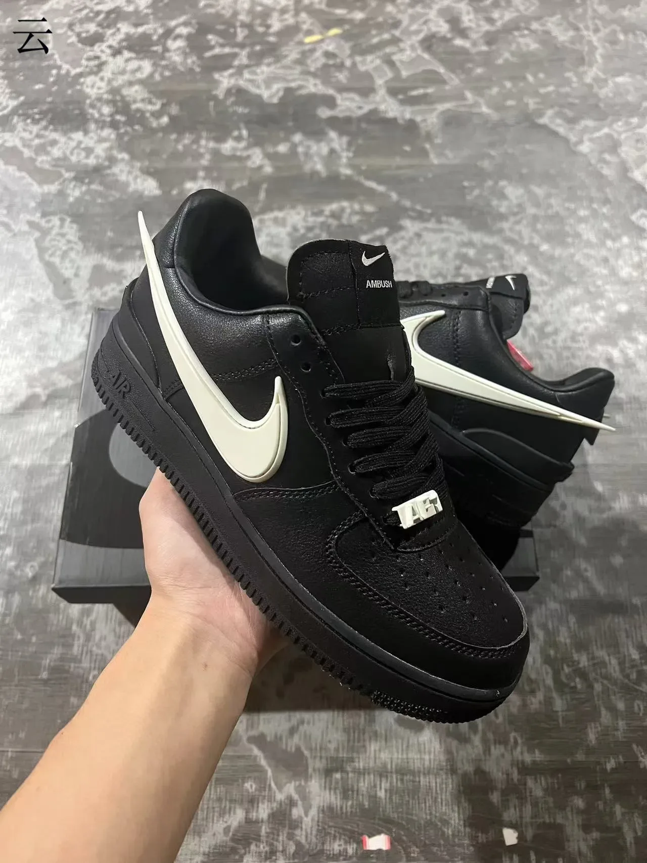 Nike Air Force 1 Noir et Off-White Sneakers Lifestyle 2