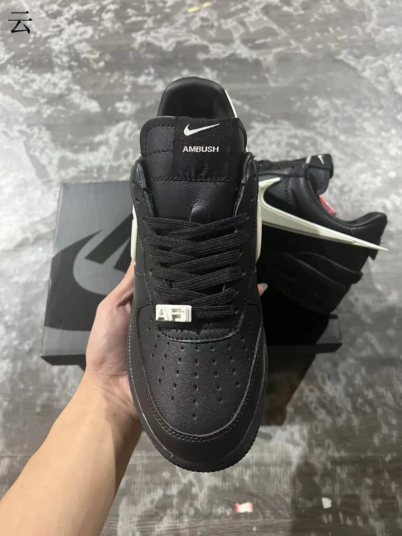 Nike Air Force 1 Noir et Off-White Sneakers Lifestyle 3