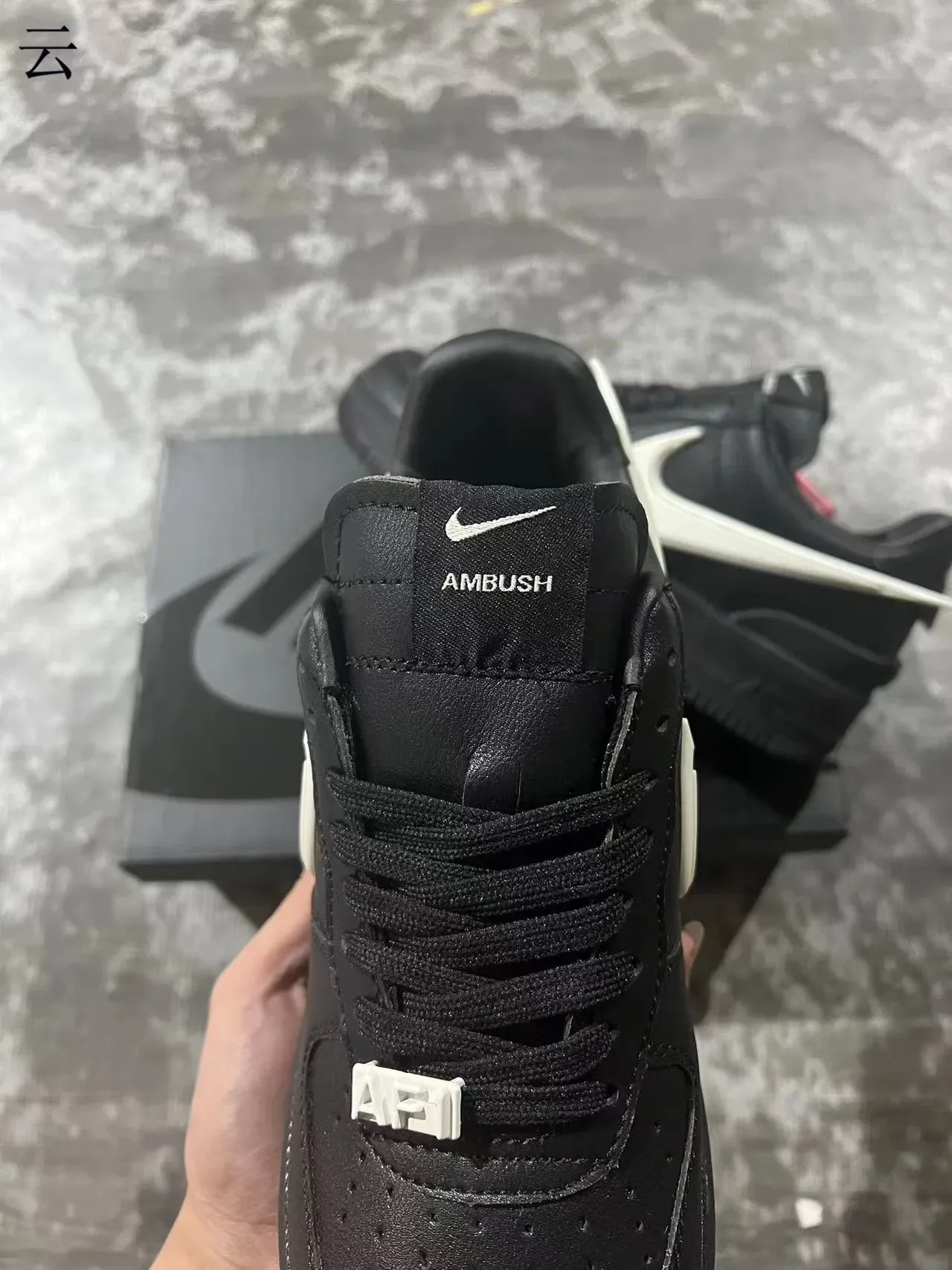 Nike Air Force 1 Noir et Off-White Sneakers Lifestyle 4