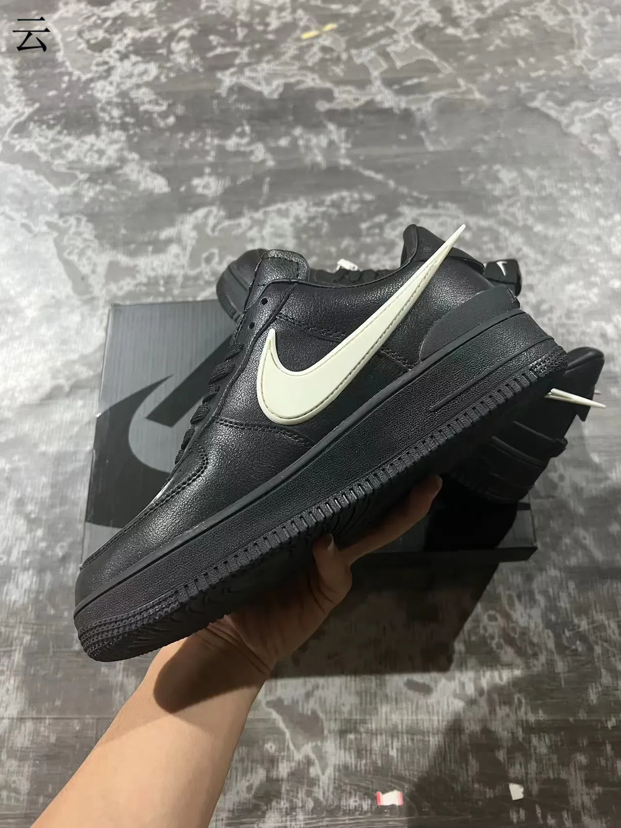 Nike Air Force 1 Noir et Off-White Sneakers Lifestyle 5