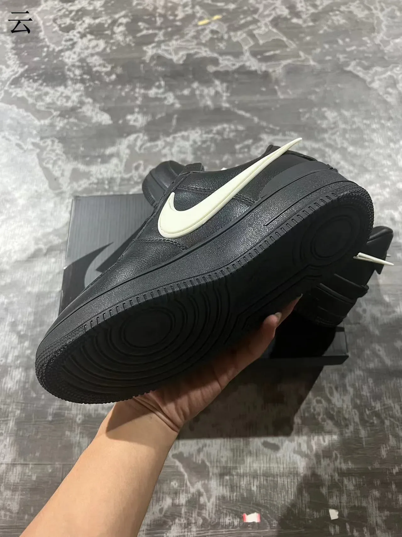 Nike Air Force 1 Noir et Off-White Sneakers Lifestyle 6