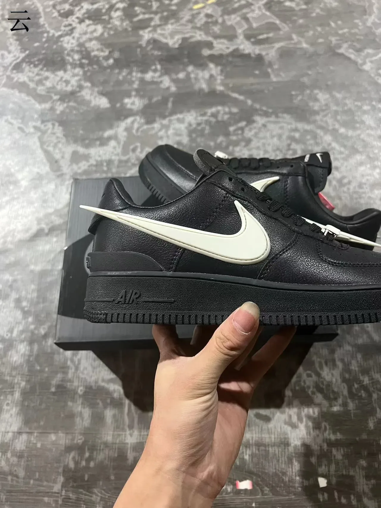 Nike Air Force 1 Noir et Off-White Sneakers Lifestyle 7