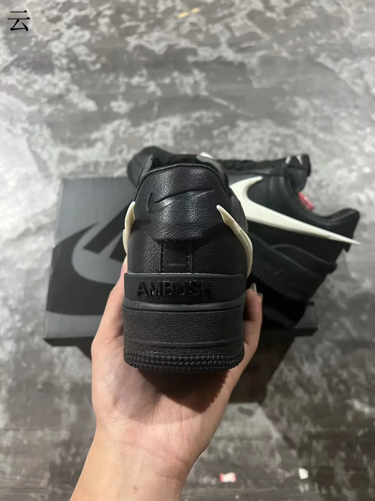Nike Air Force 1 Noir et Off-White Sneakers Lifestyle 8