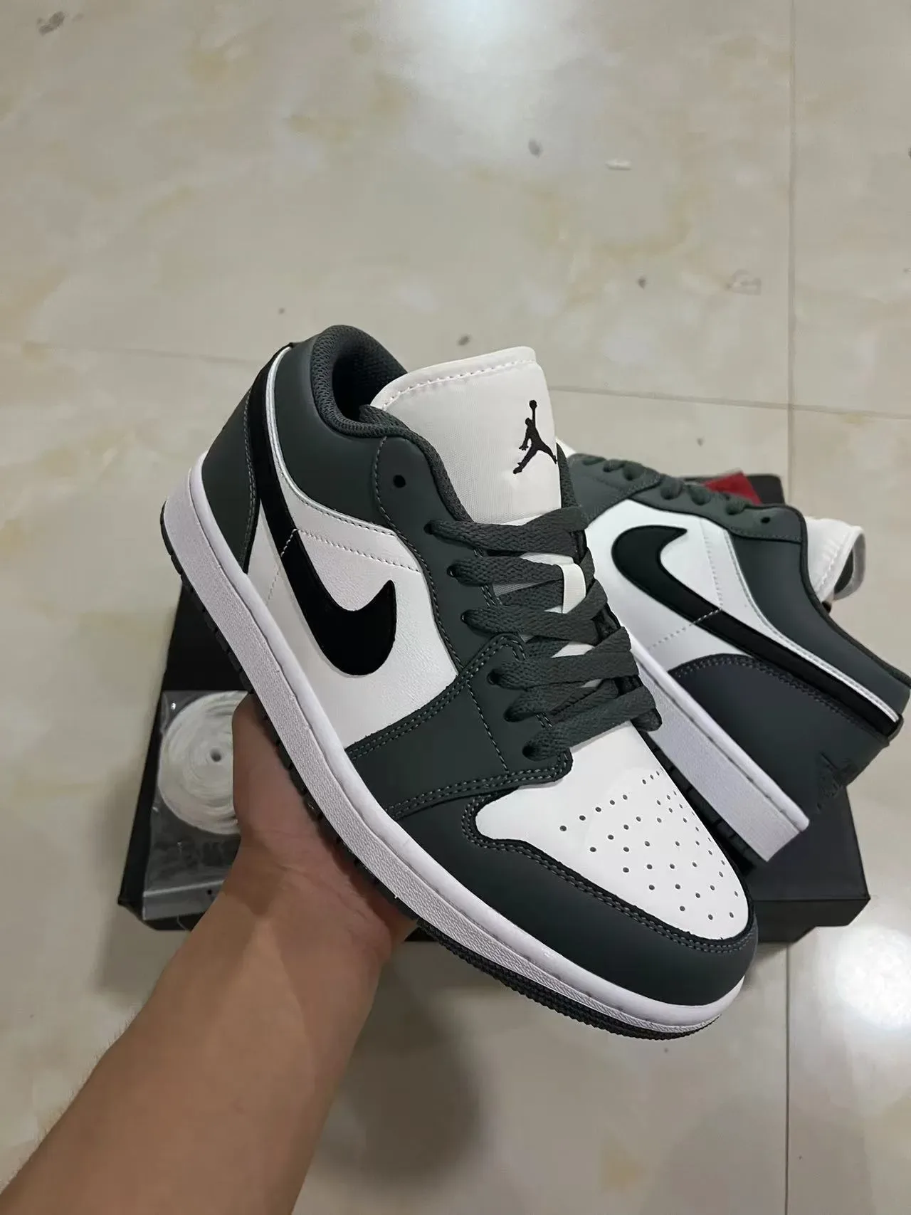 Nike Air Jordan 1 Low Gris Foncé Blanc Sneakers Lifestyle 2