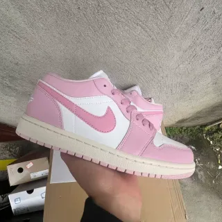 Nike Air Jordan 1 Low 粉色和白色生活方式运动鞋