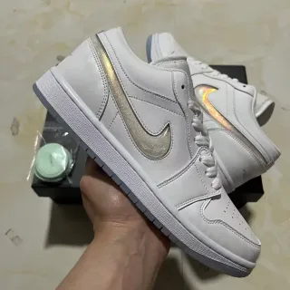 Nike Air Jordan 1 Low White Iridescent Swoosh tênis lifestyle