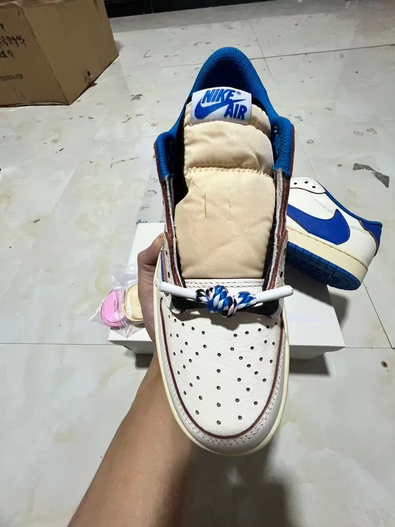 Nike Air Jordan 1 Low Blanc et Bleu Royal Lifestyle Sneakers 2