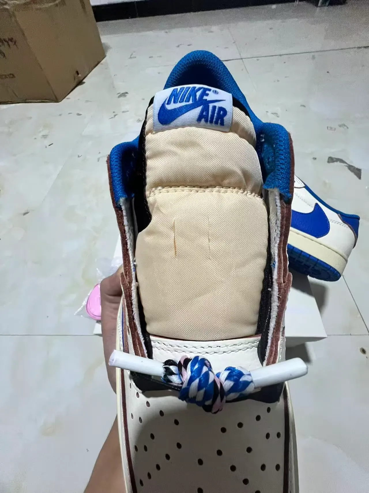 Nike Air Jordan 1 Low Blanc et Bleu Royal Lifestyle Sneakers 3
