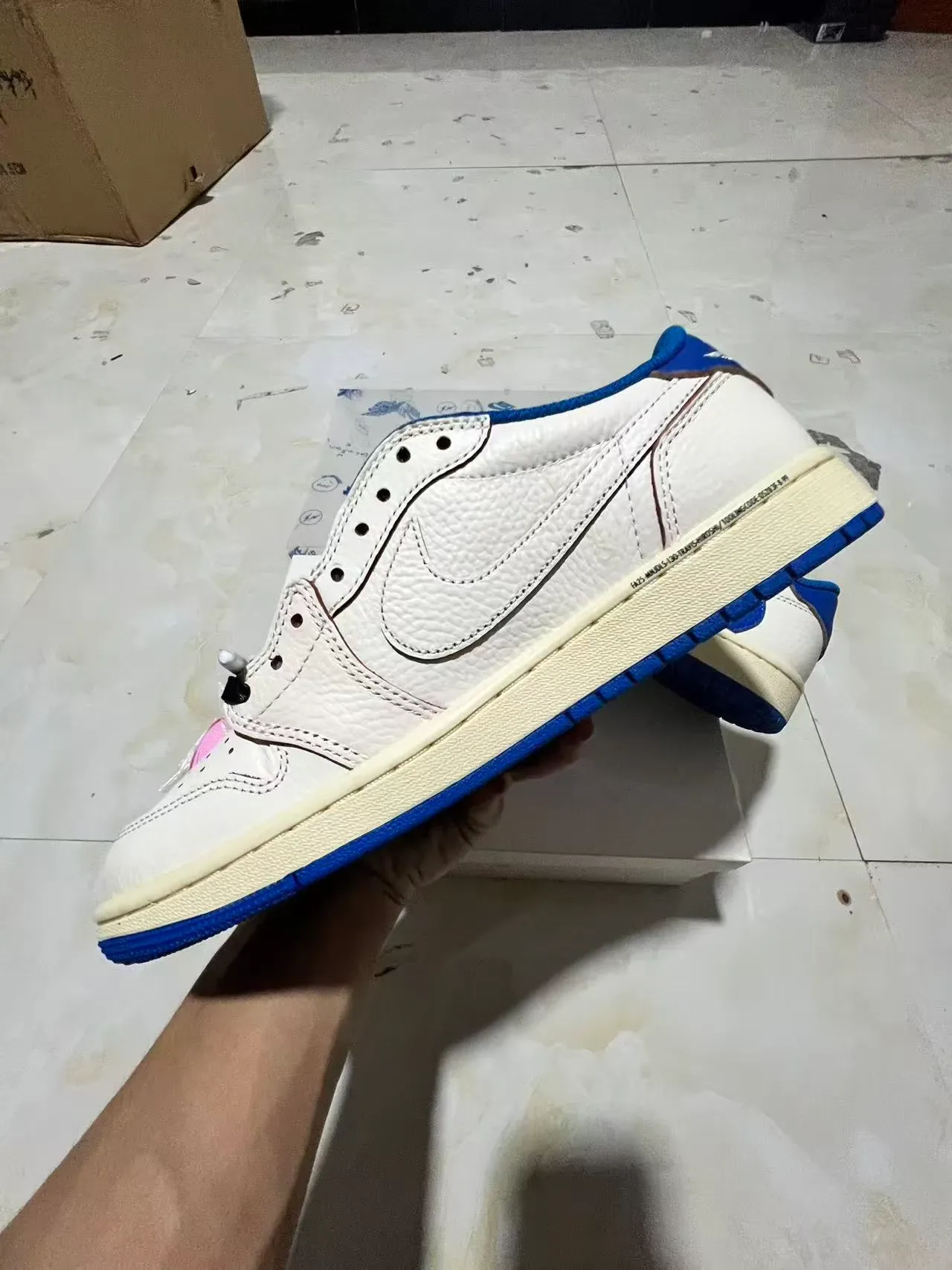 Nike Air Jordan 1 Low Blanc et Bleu Royal Lifestyle Sneakers 4