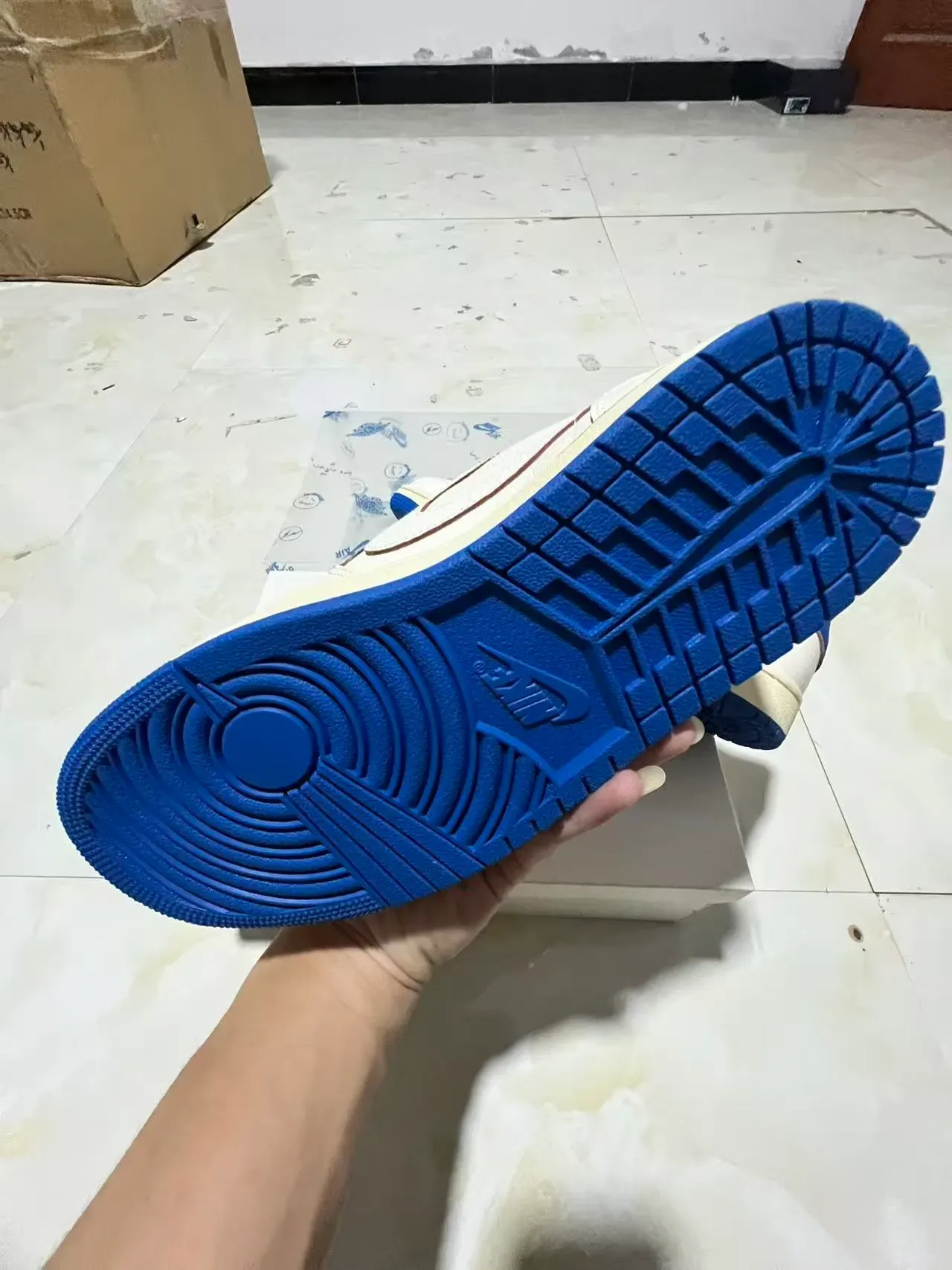 Nike Air Jordan 1 Low Blanc et Bleu Royal Lifestyle Sneakers 5