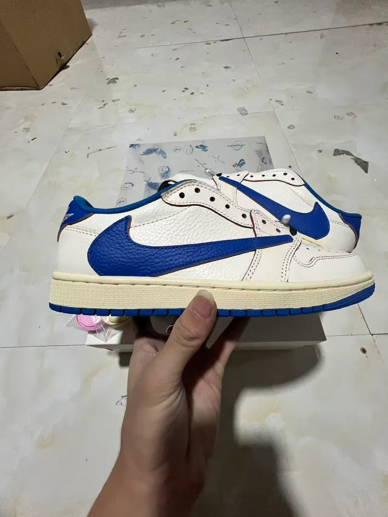 Nike Air Jordan 1 Low Blanc et Bleu Royal Lifestyle Sneakers 6