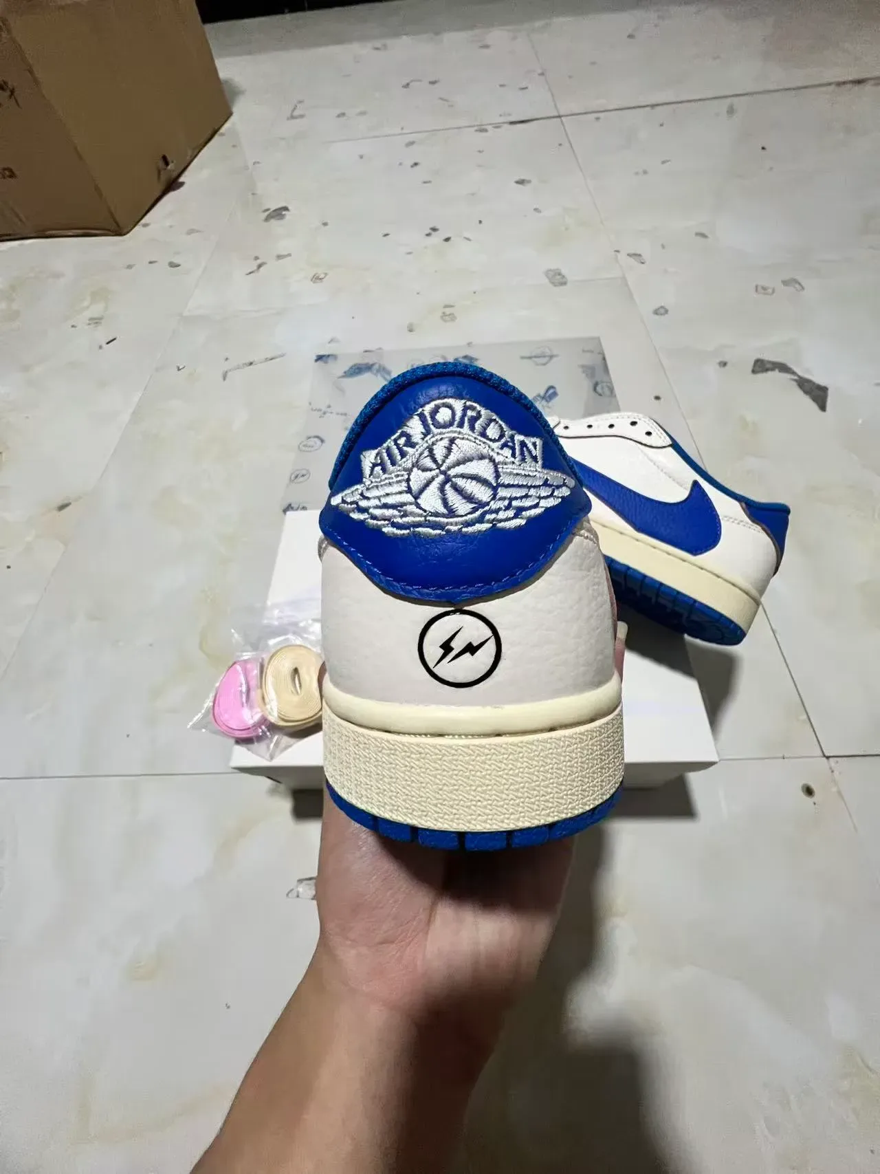 Nike Air Jordan 1 Low Blanc et Bleu Royal Lifestyle Sneakers 7