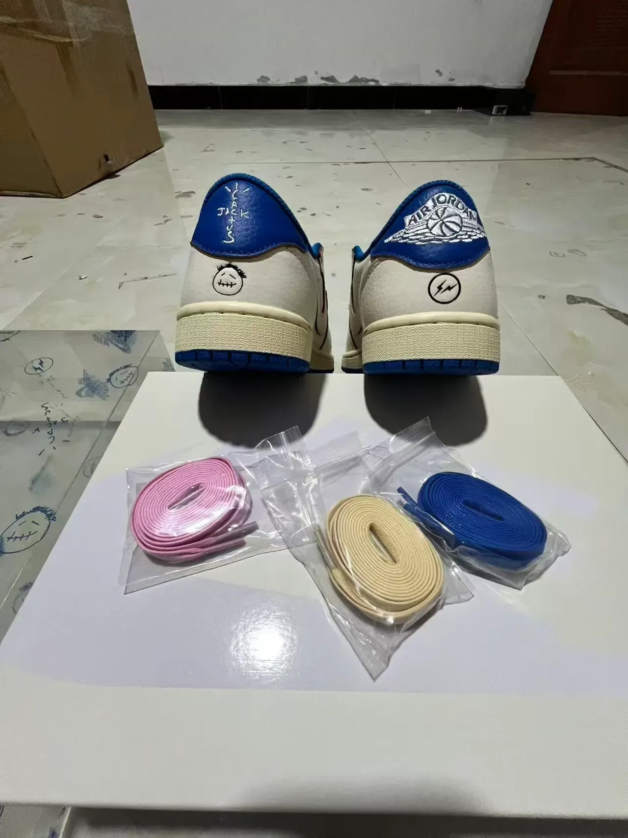 Nike Air Jordan 1 Low Blanc et Bleu Royal Lifestyle Sneakers 8