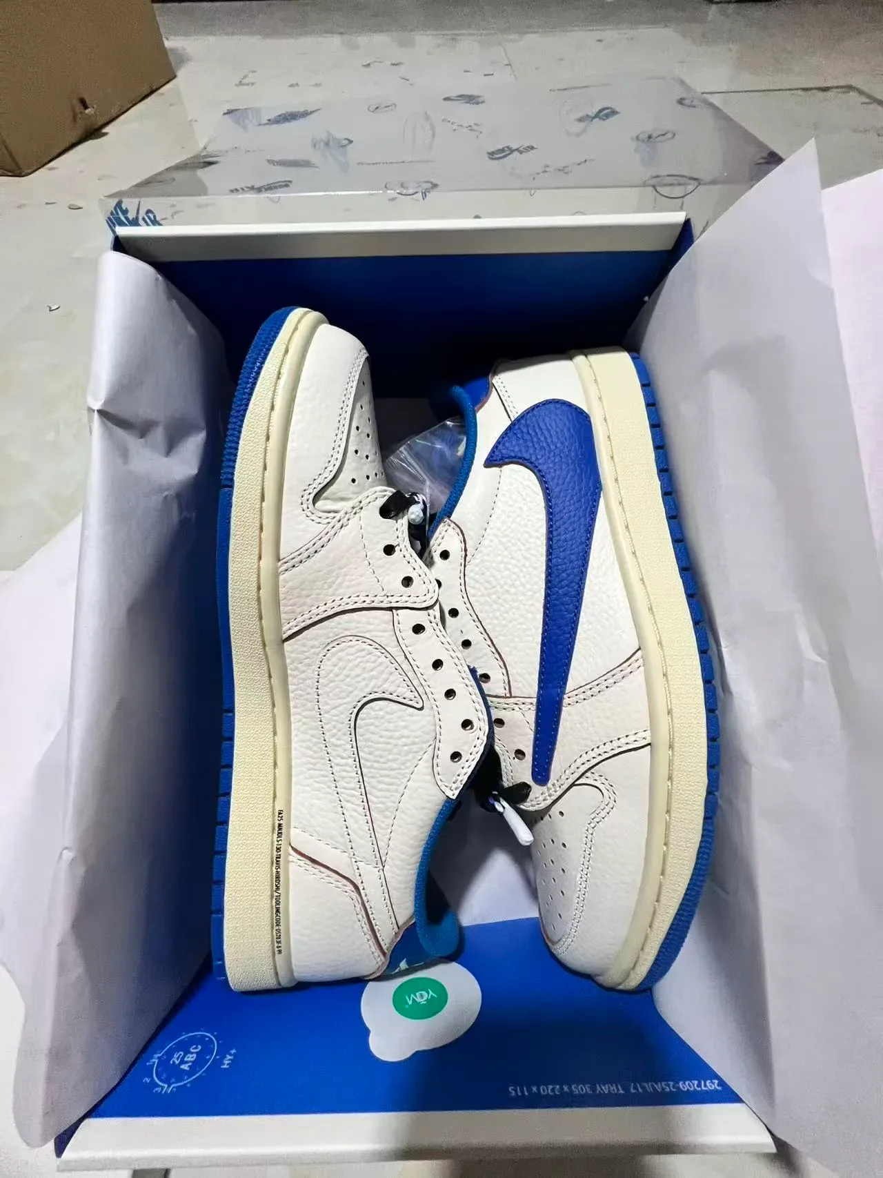 Nike Air Jordan 1 Low Blanc et Bleu Royal Lifestyle Sneakers 9