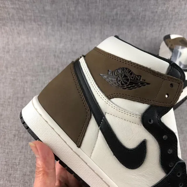 耐克 Air Jordan 1 白黑棕篮球鞋 4