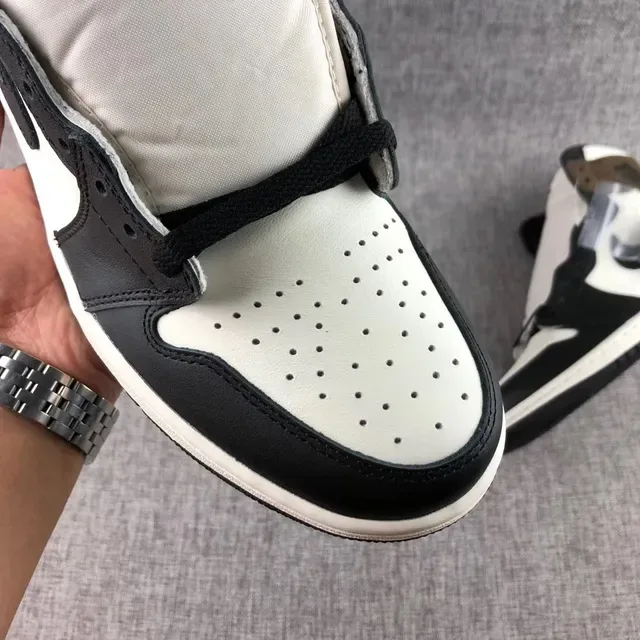 耐克 Air Jordan 1 白黑棕篮球鞋 7