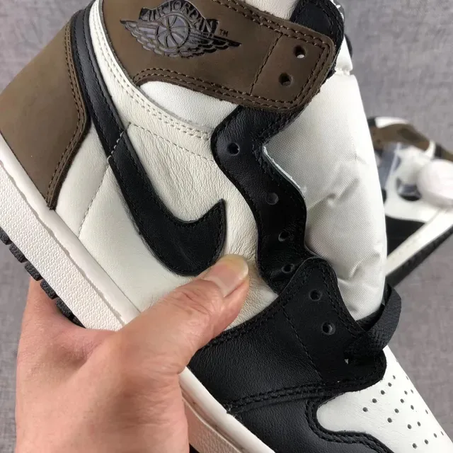 耐克 Air Jordan 1 白黑棕篮球鞋 9