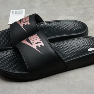 Nike Benassi काले गुलाबी एक पट्टी मोल्डेड फुटबेड स्लिपर्स