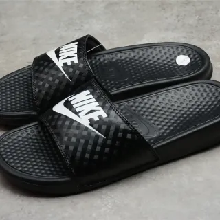 Nike Benassi JDI काली चेकर्ड स्ट्रैप स्लिपर्स