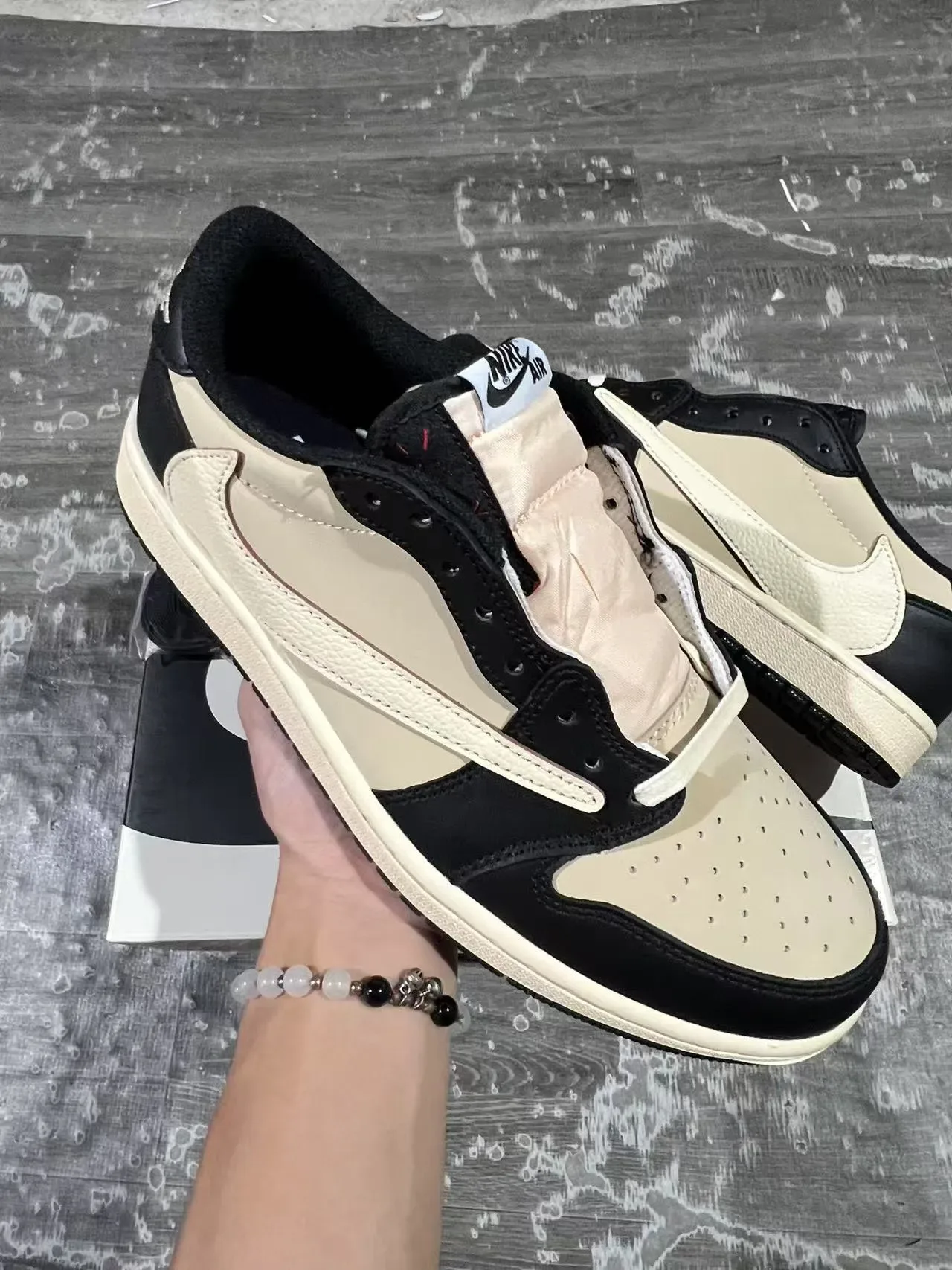 Nike Black Beige Cream Two-Tone Textured Leather Upper Lifestyle Sneakers 2