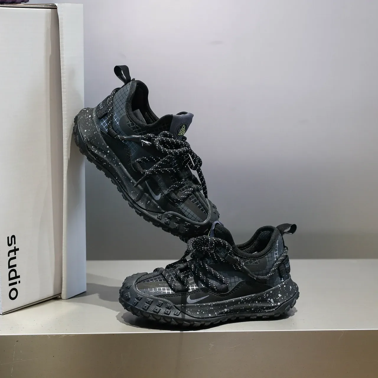 Nike Black Gray Rugged Outsole Grid-Mesh Upper Lifestyle Sneakers 22