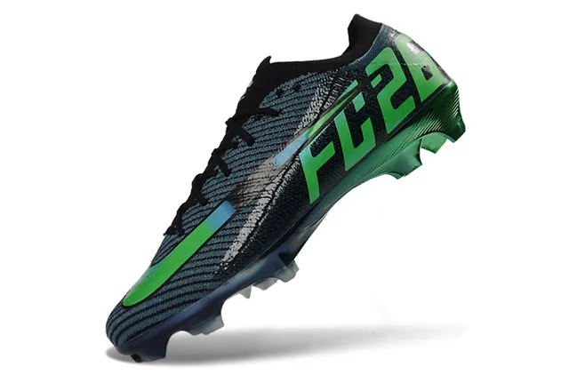 Nike Black Green Chaussures de football à coupe basse, ajustement chaussette, partie supérieure en knit texturé, construction sur terrain ferme 3