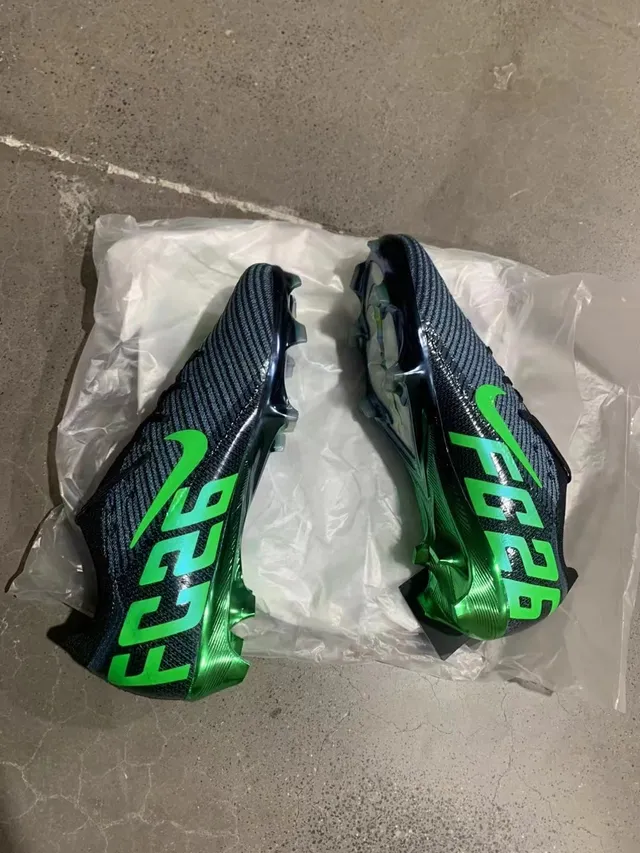 Nike Black Green Chaussures de football à coupe basse, ajustement chaussette, partie supérieure en knit texturé, construction sur terrain ferme 8