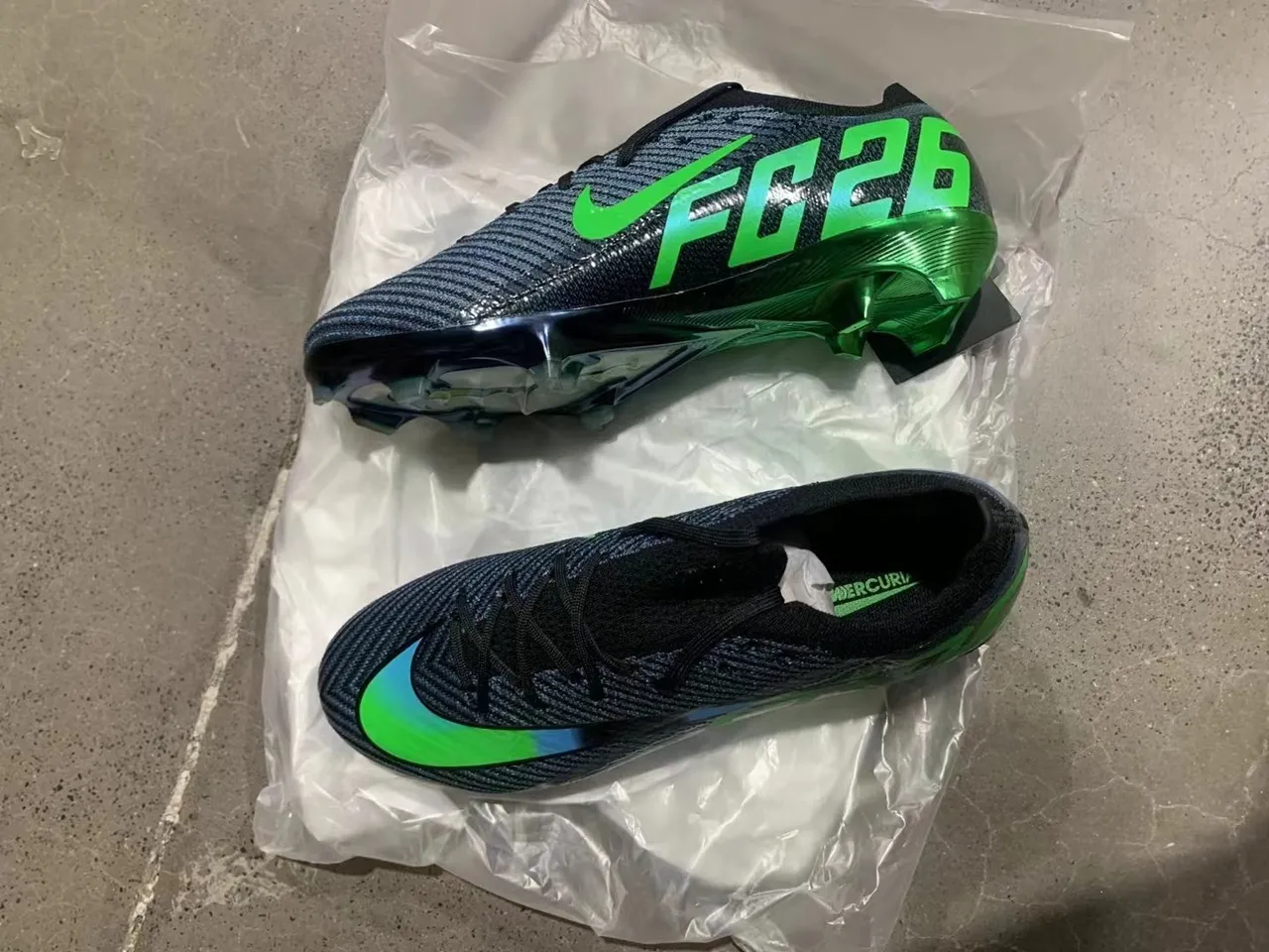 Nike Black Green Chaussures de football à coupe basse, ajustement chaussette, partie supérieure en knit texturé, construction sur terrain ferme 9