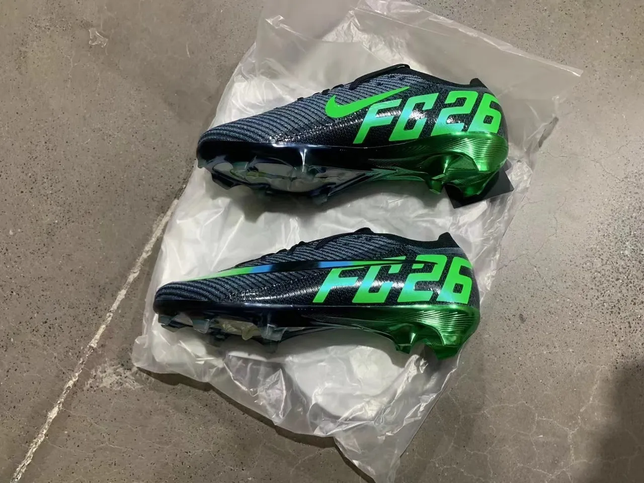 Nike Black Green Chaussures de football à coupe basse, ajustement chaussette, partie supérieure en knit texturé, construction sur terrain ferme 10