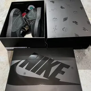 Nike Black Green Low-Top Contrast-Stitched Lifestyle Sneakers