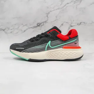 Nike Noir Rouge Haut en maille ingénierée Semelle intermédiaire en mousse sculptée Chaussures de course