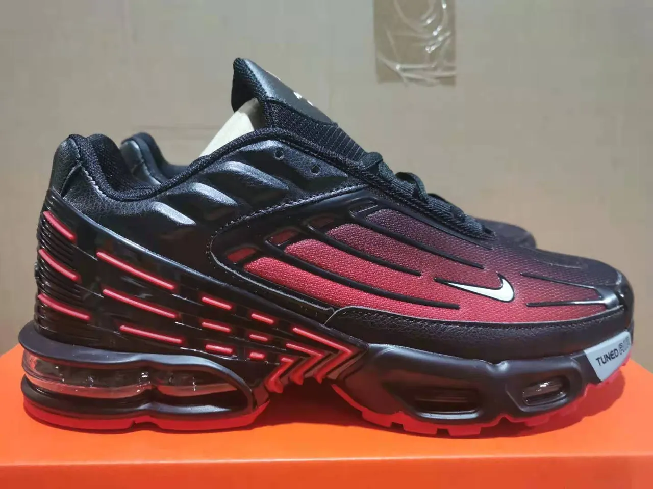 Nike Black Red Layered TPU Cage Gradient Mesh Upper Lifestyle Sneakers 4