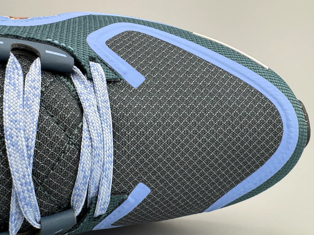 Nike Chaussures de running avec tige en mesh bleu et or et superposition synthétique, doublure imperméable GORE-TEX 2