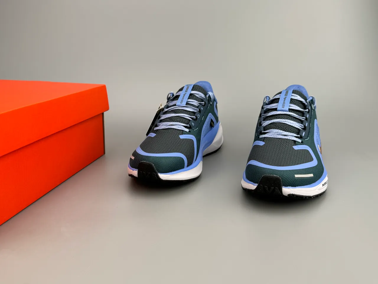 Nike Chaussures de running avec tige en mesh bleu et or et superposition synthétique, doublure imperméable GORE-TEX 3