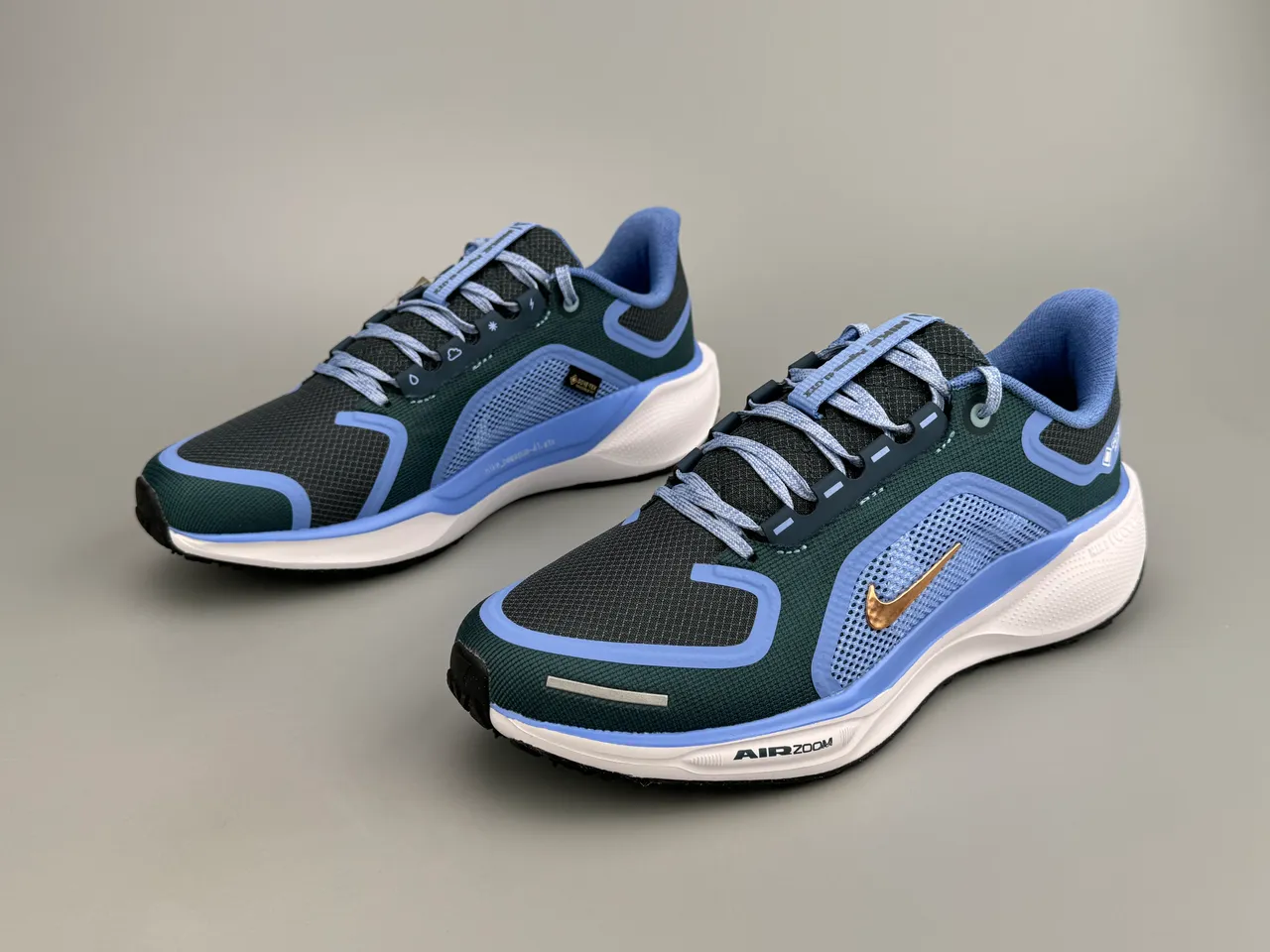 Nike Chaussures de running avec tige en mesh bleu et or et superposition synthétique, doublure imperméable GORE-TEX 5