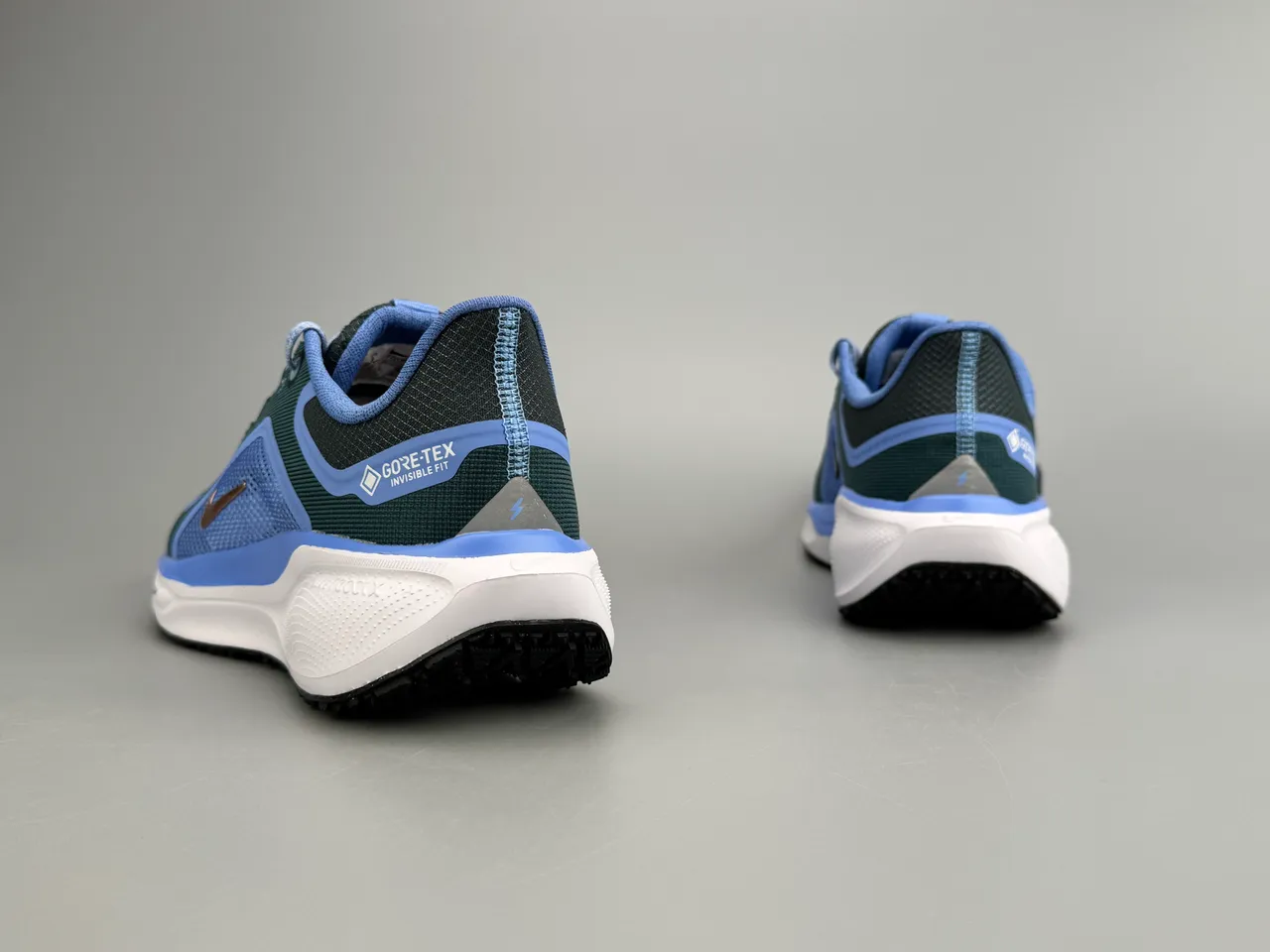 Nike Chaussures de running avec tige en mesh bleu et or et superposition synthétique, doublure imperméable GORE-TEX 6