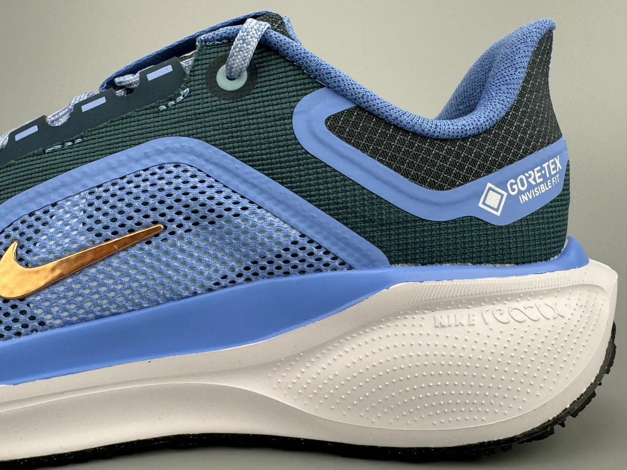 Nike Chaussures de running avec tige en mesh bleu et or et superposition synthétique, doublure imperméable GORE-TEX 7